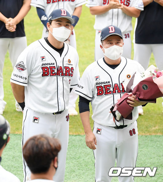 두산 베어스가 2연승을 달리며 단독 5위를 만들었다.두산은 3일 서울 잠실구장에서 열린 ‘2020 신한은행 SOL KBO리그’ KIA 타이거즈와 팀 간 14차전에서 7-2로 승리했다. 이날 승리로 두산 김태형 감독은 개인 통산 500승을 달성했다. 841경기 만에 달성한 역대 최소 경기 달성이다.경기 종료 후 두산 김태형 감독이 역대 최소경기 500승 달성 기념 시상식에서 오재일과 포즈를 취하고 있다. /cej@osen.co.kr