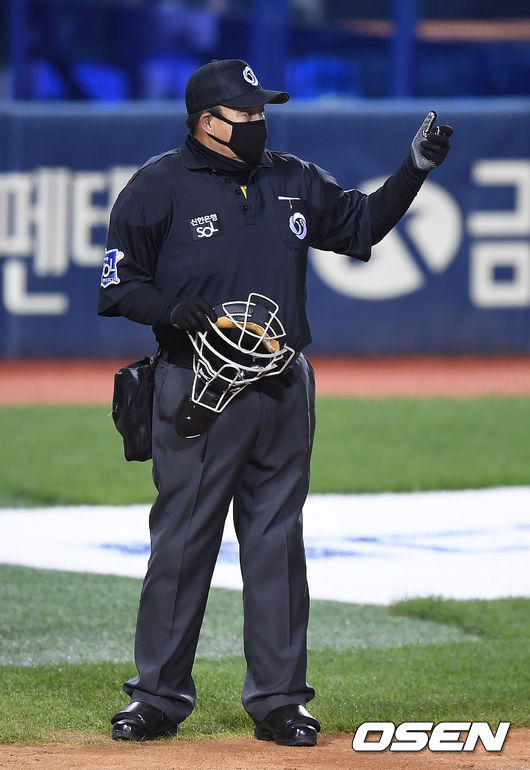 19일 오후 서울 잠실야구장에서 '2020 신한은행 SOL KBO리그' 두산 베어스와 NC 다이노스의 경기가 열렸다.5회말 공수교대때 최수원 구심이 연습투구를 체크하고 있다. /youngrae@osen.co.kr