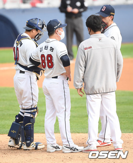 3일 오후 서울 잠실구장에서 ‘2020 신한은행 SOL KBO리그’ 두산 베어스와 KIA 타이거즈의 경기가 열렸다. 6회초 두산 플렉센이 연속으로 볼을 내주자 김태형 감독이 마운드에 올라 격려하고 있다. /cej@osen.co.kr