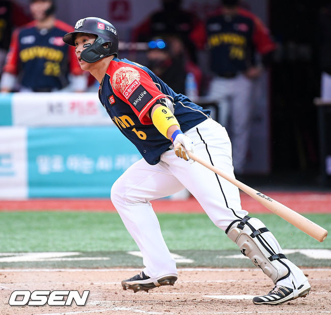 3일 오후 경기도 수원 KT위즈파크에서 KBO리그 KT 위즈와 LG 트윈스의 더블헤더 2차전이 진행됐다. 2회말 무사 1,2루 KT 박경수가 내야땅볼로 삼중살을 날리고 있다. / soul1014@osen.co.kr