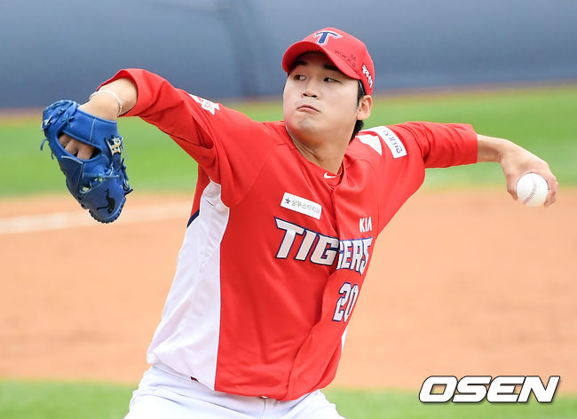3일 오후 서울 잠실구장에서 ‘2020 신한은행 SOL KBO리그’ 두산 베어스와 KIA 타이거즈의 경기가 열렸다. 2회말 마운드에 오른 KIA 김기훈이 공을 뿌리고 있다. /cej@osen.co.kr