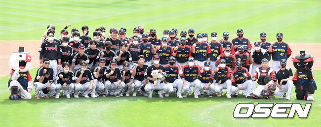 4일 오후 경기도 수원 KT위즈파크에서 ‘2020 신한은행 SOL KBO 리그’ KT 위즈와 LG 트윈스의 경기가 열렸다.경기에 앞서 LG 박용택의 은퇴 행사가 열렸다. 양팀 선수들이 기념촬영을 하고 있다. /sunday@osen.co.kr