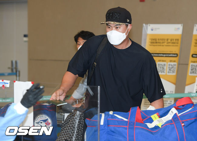 류현진이 2일 오후 인천국제공항을 통해 귀국했다. 류현진이 입국장에 들어서고 있다.  / soul1014@osen.co.kr