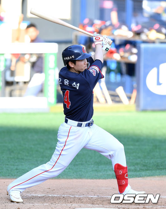 롯데 오윤석이 달아나는 우전 1타점 적시타를 때려내고 있다. /cej@osen.co.kr