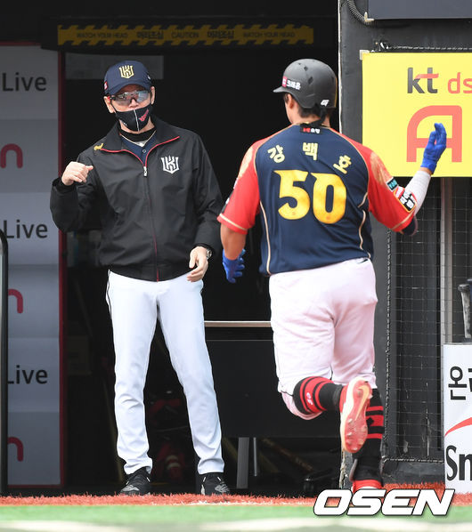 6회말 2사에서 KT 강백호가 솔로 홈런을 치고 이강철 감독의 축하를 받고 있다. /sunday@osen.co.kr
