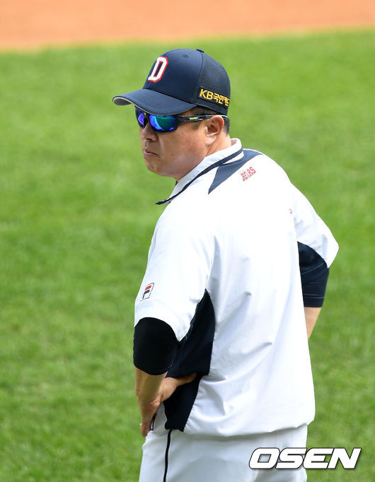 경기에 앞서 두산 김태형 감독이 훈련 중인 선수들을 바라보고 있다./sunday@osen.co.kr