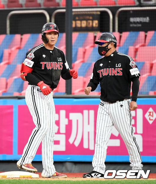 4일 오후 경기도 수원 KT위즈파크에서 ‘2020 신한은행 SOL KBO 리그’ KT 위즈와 LG 트윈스의 경기가 열렸다.8회초 2사 만루에서 LG 오지환이 우전 2타점 적시타를 치고 있다./sunday@osen.co.kr