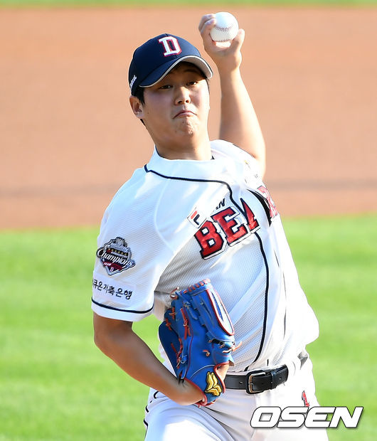 19일 오후 서울 잠실야구장에서 ‘2020 신한은행 SOL KBO리그’ 두산 베어스와 LG 트윈스의 경기가 열렸다.1회초 두산 선발 함덕주가 마운드에 올라 힘차게 공을 뿌리고 있다./ksl0919@osen.co.kr