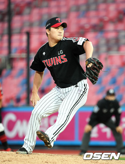 4일 오후 경기도 수원 KT위즈파크에서 ‘2020 신한은행 SOL KBO 리그’ KT 위즈와 LG 트윈스의 경기가 열렸다.8회말 LG 고우석이 역투하고 있다./sunday@osen.co.kr