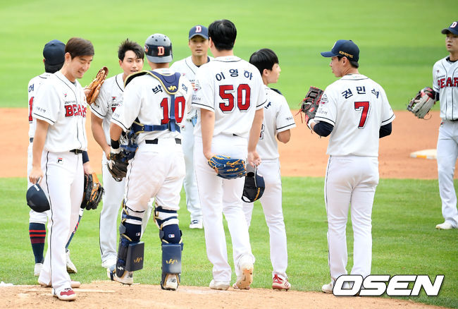 경기 종료 후 두산 선수들이 승리를 기뻐하고 있다. /cej@osen.co.kr