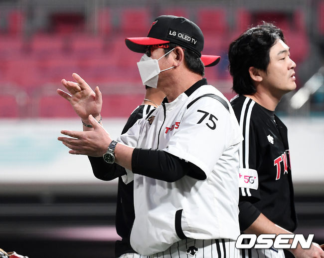 LG는 4일 수원 KT위즈파크에서 열린 KT와의 경기에서 타격전 끝에 13-8로 승리했다. LG는 선발 윌슨이 3회 도중 오른 팔꿈치 충돌증후군 통증으로 자진 강판하면서, 불펜 총력전을 펼친 끝에 승리했다. 마무리 고우석은 8회 1사 1,2루 위기에서 등판해 5아웃을 잡으며 세이브를 따냈다.경기 종료 후 LG 류중일 감독이 선수들과 승리의 기쁨을 나누고 있다./sunday@osen.co.kr
