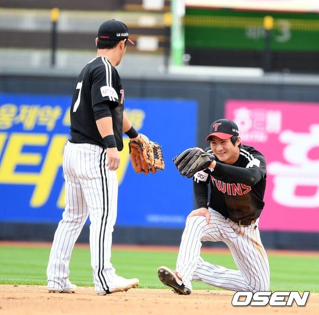 4회말 무사 1,2루에서 LG 정주현이 멋진 수비로 병살타를 이끌어낸 오지환과 하이파이브를 하고 있다. /sunday@osen.co.kr