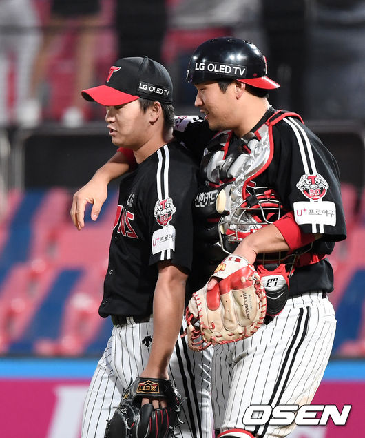 LG는 4일 수원 KT위즈파크에서 열린 KT와의 경기에서 타격전 끝에 13-8로 승리했다. LG는 선발 윌슨이 3회 도중 오른 팔꿈치 충돌증후군 통증으로 자진 강판하면서, 불펜 총력전을 펼친 끝에 승리했다. 마무리 고우석은 8회 1사 1,2루 위기에서 등판해 5아웃을 잡으며 세이브를 따냈다.경기 종료 후 LG 고우석과 유강남이 승리의 기쁨을 나누고 있다./sunday@osen.co.kr
