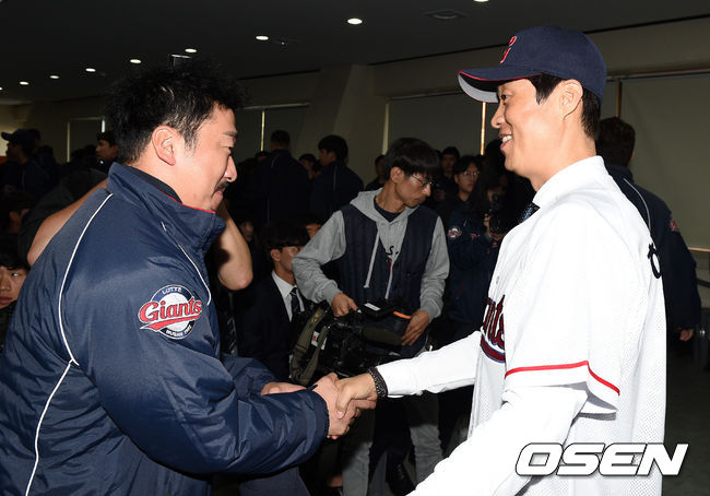 지난해 11월 취임식을 가진 롯데 허문회 감독이 이병규와 인사를 나누고 있다. /sunday@osen.co.kr