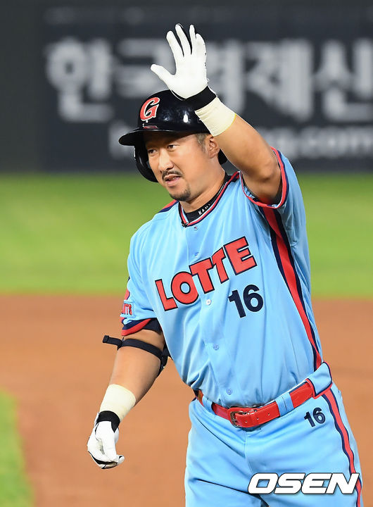 롯데 이병규가 1타점 적시타를 날리고 동료들에게 손짓하고 있다. / soul1014@osen.co.kr