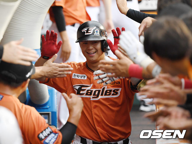 한화 노시환이 솔로 홈런을 때린 뒤 동료들과 기뻐하고 있다. /youngrae@osen.co.kr 