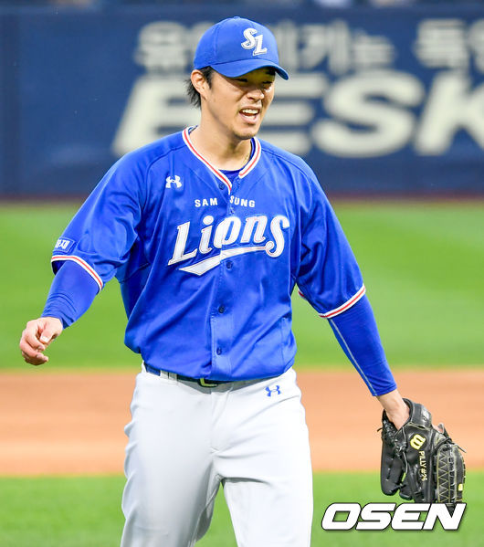 4일 창원NC파크에서 ‘2020 신한은행 SOL KBO리그’ NC 다이노스와 삼성 라이온즈의 경기가 열렸다. 5회말 종료 후 삼성 선발 장필준이 미소와 함께 더그아웃으로 이동하고 있다./ksl0919@osen.co.kr