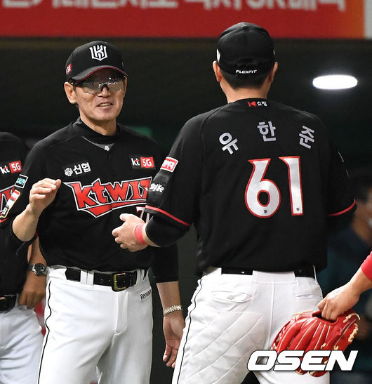 승리를 거둔 KT 이강철 감독과 유한준이 인사를 나누고 있다. / dreamer@osen.co.kr