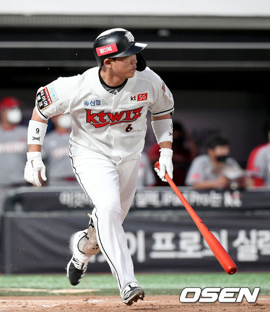 3일 오후 수원 KT위즈파크에서 ‘2020 신한은행 SOL KBO 리그’ KT 위즈와 SK 와이번스의 경기가 열렸다.1회말 1사 1, 2루 KT 박경수가 1타점 적시타를 날리고 있다./ksl0919@osen.co.kr