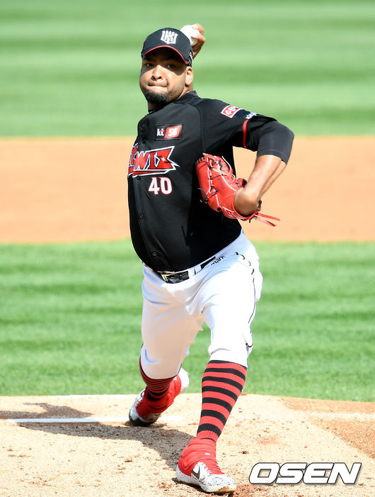 1일 오후 대구삼성라이온즈파크에서 ‘2020 신한은행 SOL KBO 리그’ 삼성 라이온즈와 KT 위즈의 경기가 열렸다.1회말 KT 선발 데스파이네가 마운드에 올라 힘차게 공을 뿌리고 있다./ksl0919@osen.co.kr