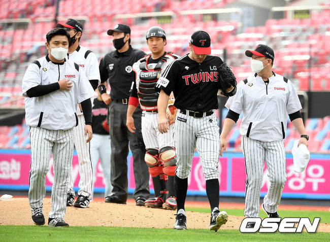 4일 오후 경기도 수원 KT위즈파크에서 ‘2020 신한은행 SOL KBO 리그’ KT 위즈와 LG 트윈스의 경기가 열렸다.3회말 2사 1,2루에서 LG 윌슨이 팔 통증을 호소하며 마운드를 내려가고 있다. /sunday@osen.co.kr