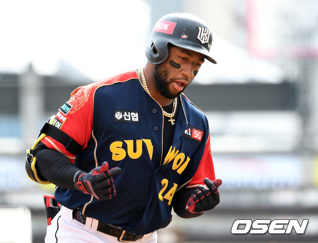 4일 오후 경기도 수원 KT위즈파크에서 ‘2020 신한은행 SOL KBO 리그’ KT 위즈와 LG 트윈스의 경기가 열렸다.1회말 2사에서 KT 로하스가 솔로 홈런을 치고 그라운드를 돌고 있다. /sunday@osen.co.kr
