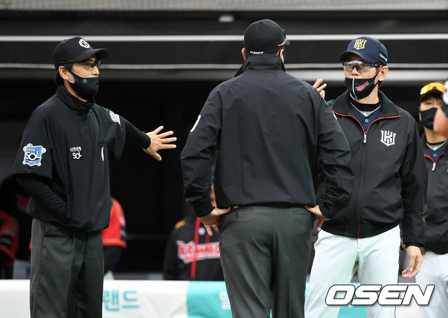 4일 오후 경기도 수원 KT위즈파크에서 ‘2020 신한은행 SOL KBO 리그’ KT 위즈와 LG 트윈스의 경기가 열렸다.8회초 1사 1,2루에서 KT 이강철 감독이 LG 정근우의 안타 판정에 어필하고 있다./sunday@osen.co.kr