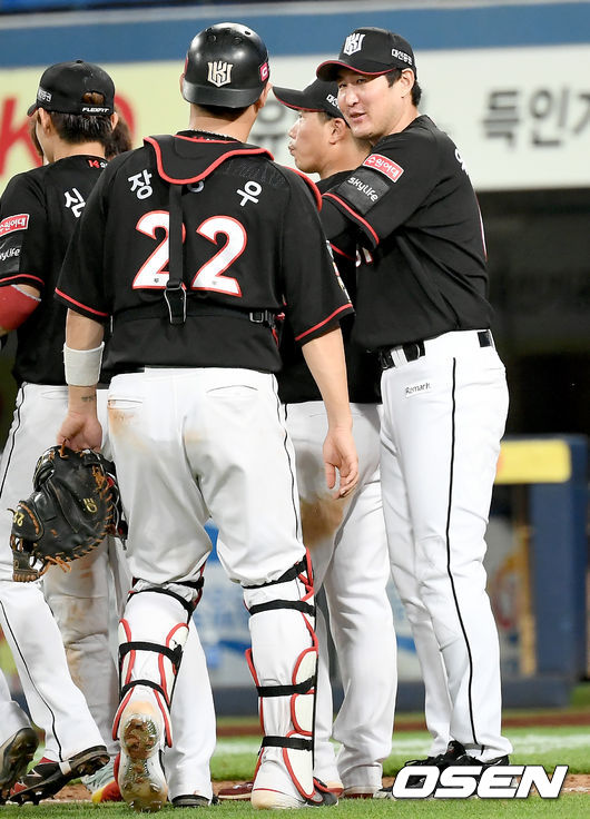 ‘맏형’ 유한준(KT)이 천금 같은 한 방을 날리며 위기에 몰린 마법사 군단을 구했다.KT는 13일 대구삼성라이온즈파크에서 열린 삼성과의 더블헤더 2차전에서 7-4 재역전승을 장식했다. 이강철 감독은 이날 경기를 앞두고 “1차전 총력전을 펼치겠다”고 말했다. 경기 종료 후 KT 유한준과 장성우가 기쁨을 나누고 있다./ksl0919@osen.co.kr