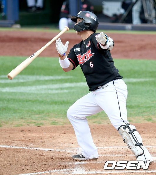 1일 오후 대구삼성라이온즈파크에서 ‘2020 신한은행 SOL KBO 리그’ 삼성 라이온즈와 KT 위즈의 경기가 열렸다.6회초 2사 1, 2루 KT 박경수가 추격의 3점 홈런을 날리고 있다. /ksl0919@osen.co.kr