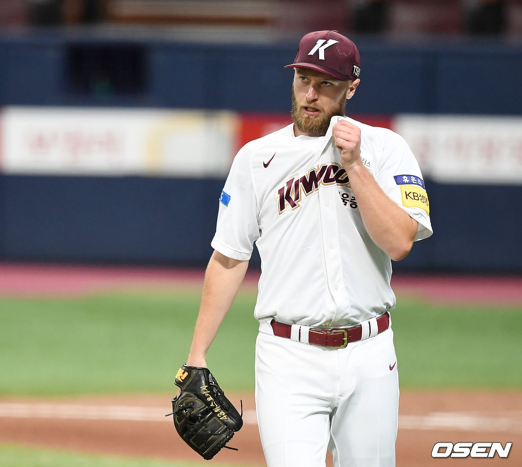 6일 오후 서울 고척스카이돔에서 '2020 신한은행 SOL KBO리그' 키움 히어로즈와 NC 다이노스의 경기가 열렸다.6회초 2사 1,3루 키움 요키시가 NC 박석민에게 동점 적시타를 허용한 뒤 땀을 닦고 있다. /youngrae@osen.co.kr 