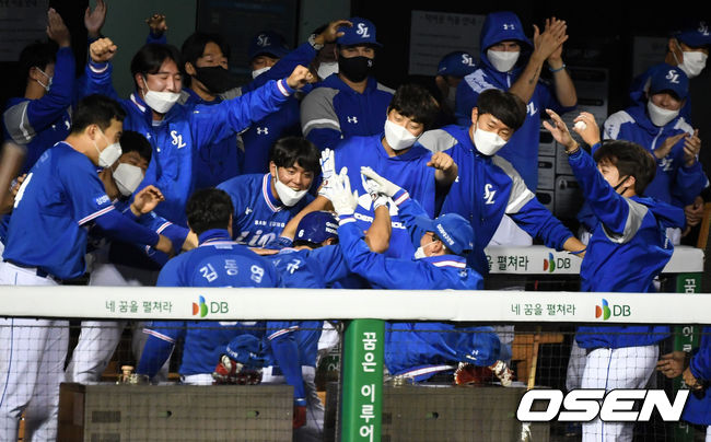 연장 12회초 무사에서 삼성 이성규가 역전 솔로포를 날리고 더그아웃에서 동료선수들과 기뻐하고 있다. /jpnews@osen.co.kr