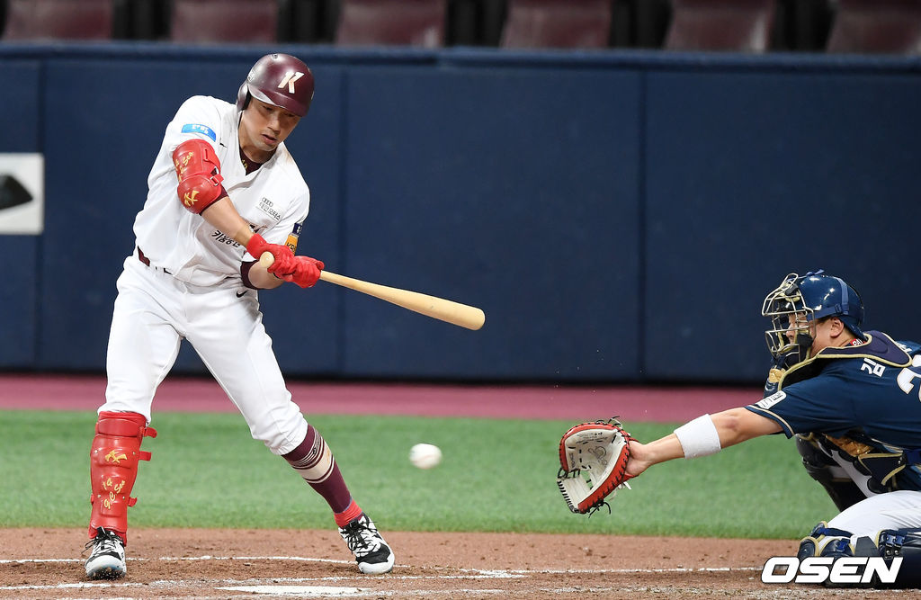 6일 오후 서울 고척스카이돔에서 '2020 신한은행 SOL KBO리그' 키움 히어로즈와 NC 다이노스의 경기가 열렸다.4회말 1사 키움 서건창이 삼진을 당하고 있다. /youngrae@osen.co.kr