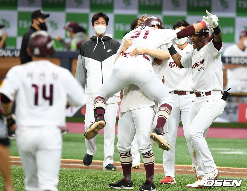 키움 히어로즈가 끝내기 승리로 연패를 끊었다.키움은 6일 서울 고척스카이돔에서 열린 ‘2020 신한은행 SOL KBO리그’ NC 다이노스와의 홈경기에서 2-1 끝내기 승리를 거뒀다. 이날 승리로 키움은 2연패를 끊었고 NC는 2연승이 끝났다.9회말 1사 1,2루 키움 허정협이 끝내기 안타를 때린 뒤 동료들과 기뻐하고 있다. /youngrae@osen.co.kr