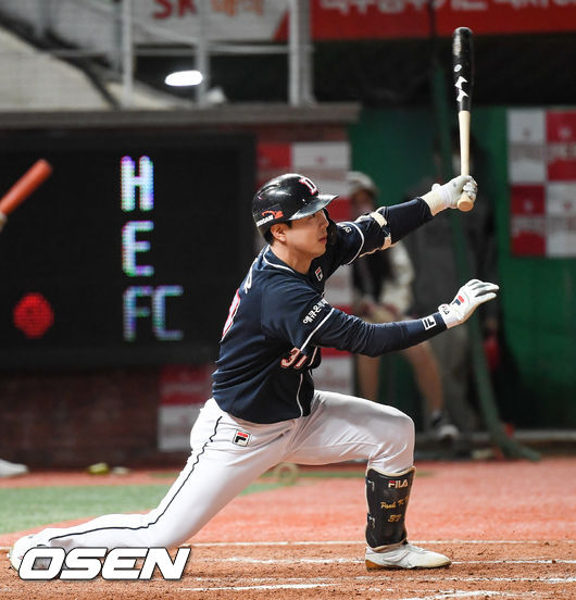 6일 오후 인천SK행복드림구장에서 KBO리그 SK 와이번스와 두산 베어스의 경기가 진행됐다.9회초 2사 1루 두산 박건우가 안타를 날리고 있다 / soul1014@osen.co.kr