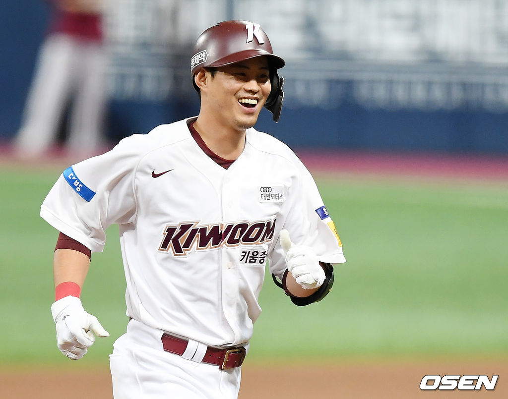 키움 히어로즈가 끝내기 승리로 연패를 끊었다.키움은 6일 서울 고척스카이돔에서 열린 ‘2020 신한은행 SOL KBO리그’ NC 다이노스와의 홈경기에서 2-1 끝내기 승리를 거뒀다. 이날 승리로 키움은 2연패를 끊었고 NC는 2연승이 끝났다.9회말 1사 1,2루 키움 허정협이 끝내기 안타를 때린 뒤 미소짓고 있다. /youngrae@osen.co.kr