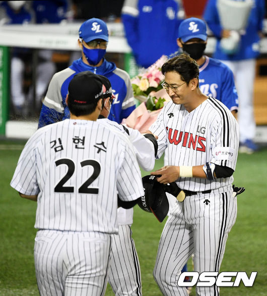 9회말 1사 1루에서 LG 박용택이 2루타를 날리며 KBO 최초 2,500안타를 달성했다. 9회말을 마치고 기념 행사를 하며 박용택이 류중일 감독, 김현수, 삼성 허삼영 감독과 박해민의 축하를 받고 있다. /jpnews@osen.co.kr