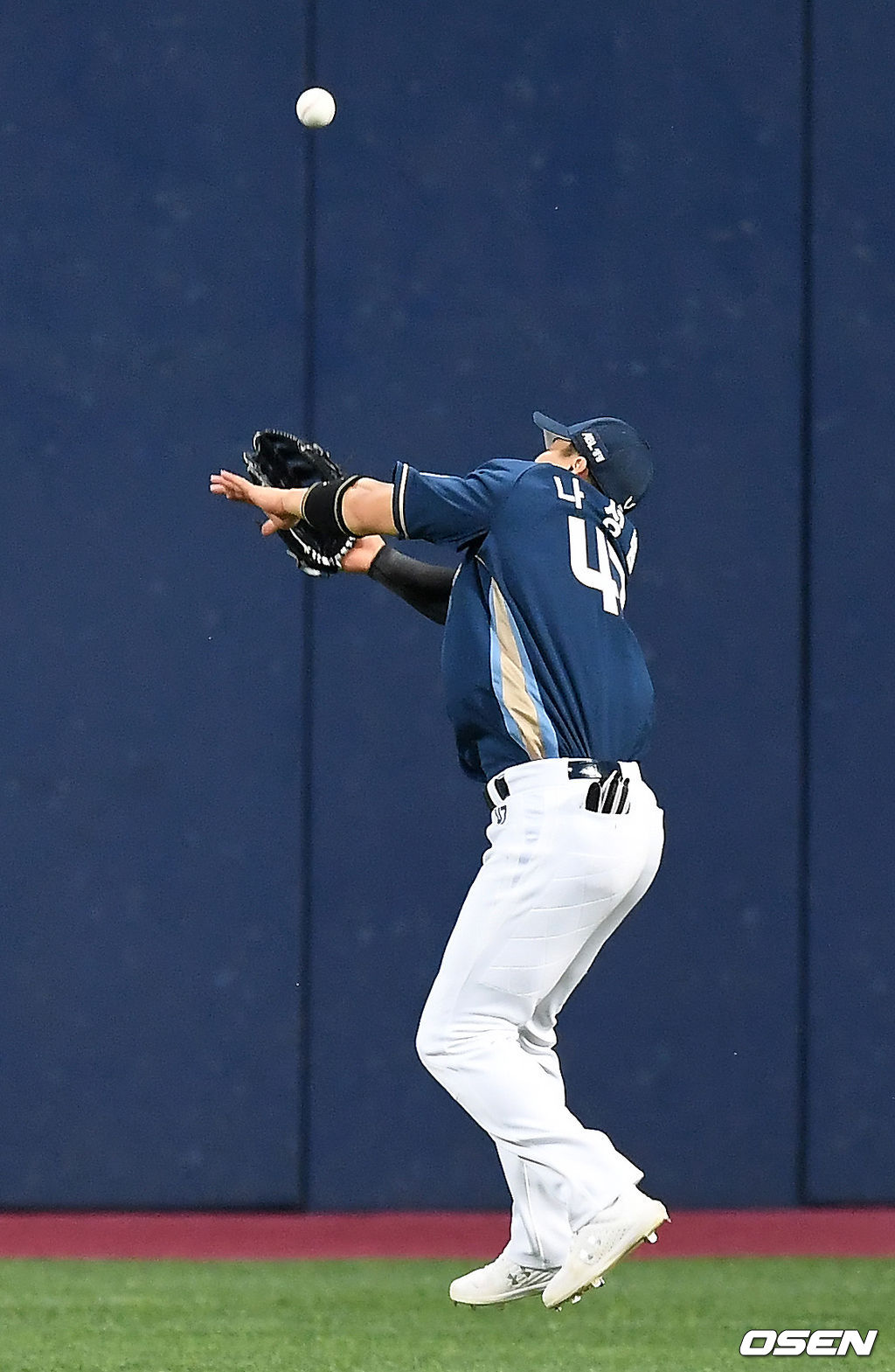 키움 히어로즈가 끝내기 승리로 연패를 끊었다.키움은 6일 서울 고척스카이돔에서 열린 ‘2020 신한은행 SOL KBO리그’ NC 다이노스와의 홈경기에서 2-1 끝내기 승리를 거뒀다. 이날 승리로 키움은 2연패를 끊었고 NC는 2연승이 끝났다.9회말 1사 1,2루 NC 나성범이 키움 허정협의 타구를 잡기위해 점프를 하고 있다. /youngrae@osen.co.kr
