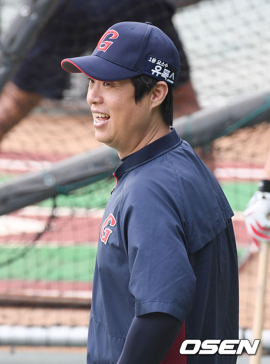 경기에 앞서 롯데 허문회 감독이 선수들의 훈련을 지켜보고 있다./ soul1014@osen.co.kr
