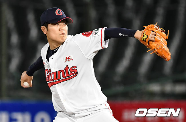 8회초 마운드에 오른 롯데 투수 박진형이 힘차게 공을 뿌리고 있다. / dreamer@osen.co.kr