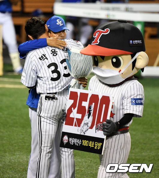 9회말 1사 1루에서 LG 박용택이 2루타를 날리며 KBO 최초 2,500안타를 달성했다. 9회말을 마치고 기념 행사를 하며 박용택이 삼성 김용달 코치의 축하를 받고 있다. /jpnews@osen.co.kr