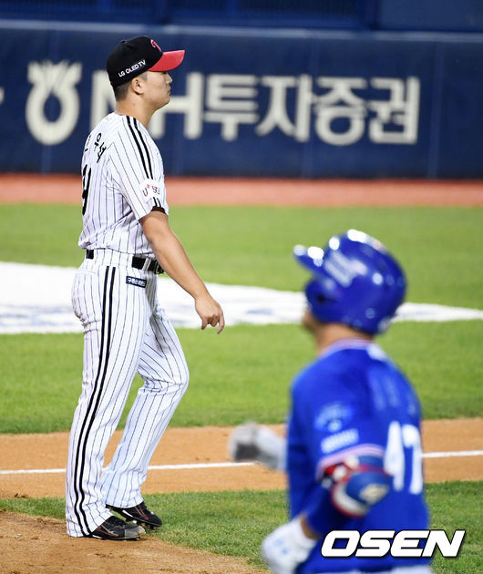 9회초 1사 만루에서 LG 고우석이 삼성 강민호에 희생플라이로 동점을 허용하며 아쉬워하고 있다. /jpnews@osen.co.kr