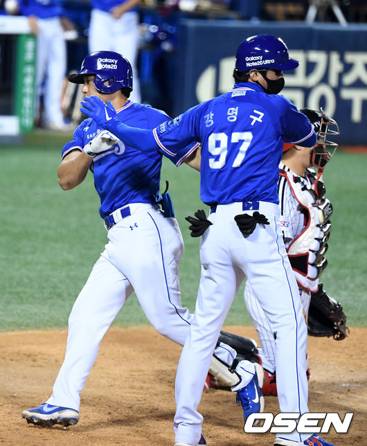 연장 12회초 무사에서 삼성 이성규가 역전 솔로포를 날리고 강명구 코치와 기뻐하고 있다. /jpnews@osen.co.kr