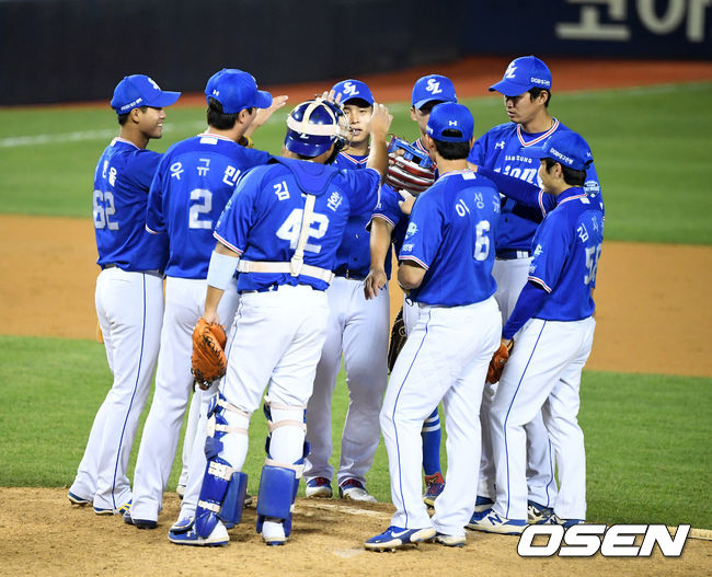 경기를 마치고 삼성 선수들이 승리를 기뻐하고 있다. /jpnews@osen.co.kr