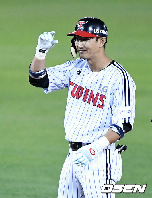 9회말 1사 1루에서 LG 박용택이 2루타를 날리며 KBO 최초 2,500안타를 달성했다. 2루에서 기뻐하는 박용택. /jpnews@osen.co.kr