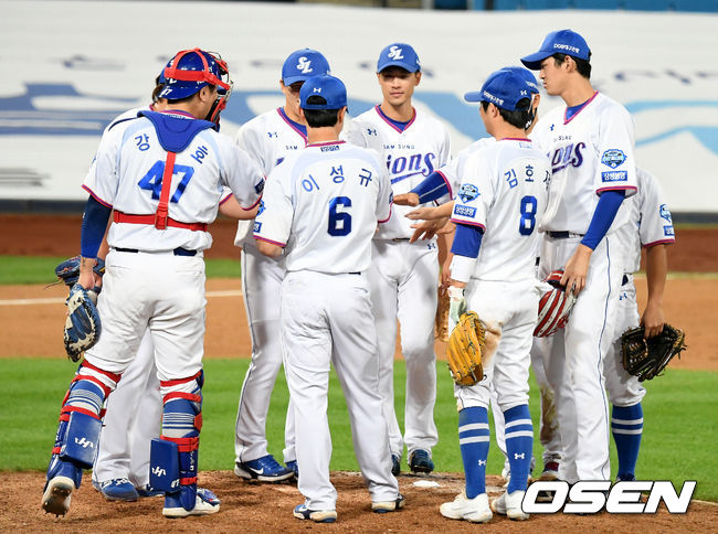 삼성 선발 데이비드 뷰캐넌은 퀄리티스타트 플러스 달성에도 승수를 추가하지 못했다. 김호재는 프로 데뷔 후 처음으로 손맛을 봤다. 승리가 확정된 순간 삼성 선수들이 기쁨을 나누고 있다./ksl0919@osen.co.kr