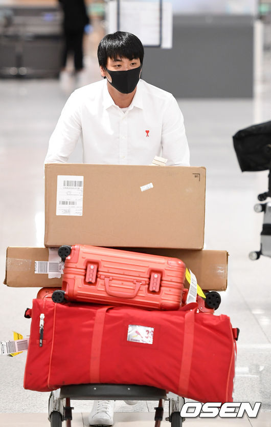 메이저리그 데뷔 시즌을 성공적으로 마친 세인트루이스 카디널스 김광현이 인천공항 제2터미널을 통해 7일 오후 귀국했다.김광현이 입국장을 나서고 있다. /sunday@osen.co.kr