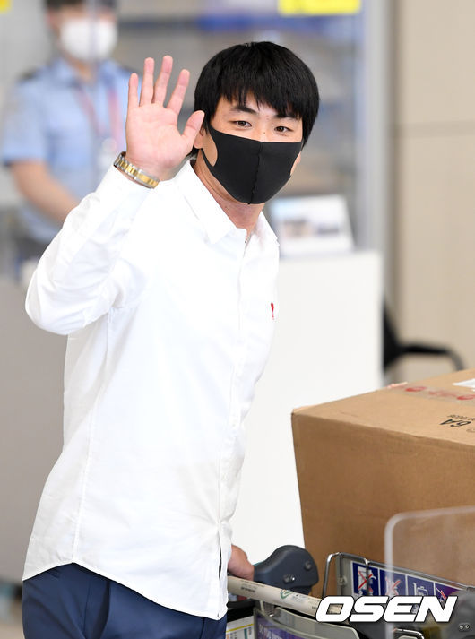 메이저리그 데뷔 시즌을 성공적으로 마친 세인트루이스 카디널스 김광현이 인천공항 제2터미널을 통해 7일 오후 귀국했다.김광현이 입국장을 나서며 취재진을 향해 인사를 하고 있다. /sunday@osen.co.kr