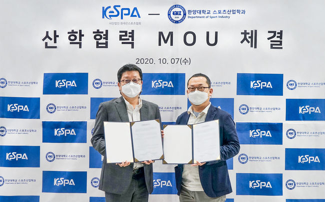 [사진]최준서 한양대 스포츠산업학과 학과장(왼쪽)과 김철학 한국e스포츠협회 사무총장 /한양대학교 스포츠산업학과 제공