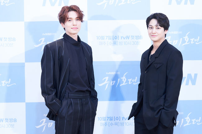 [사진=tvN 제공] 배우 이동욱(왼쪽부터)과 김범이 '구미호뎐' 제작발표회에서 신뢰를 드러냈다.