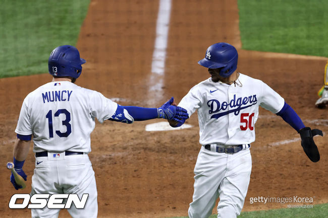[사진] 다저스 무키 베츠(오른쪽)와 맥스 먼시가 기뻐하고 있다. /ⓒGettyimages(무단전재 및 재배포 금지)
